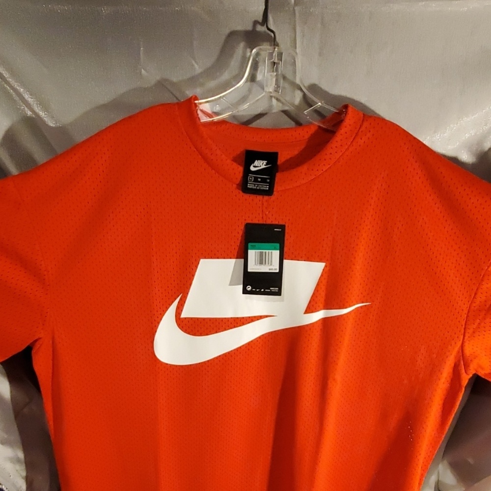 NIKE NEW WITH TAGS NSW TEE JERSEY SIZE XL
